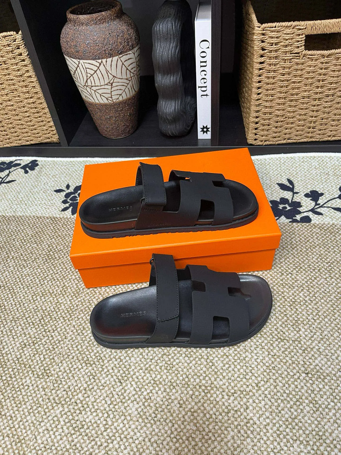 P300 Long-term stock Hermes men’s Kazimir slippers for couples - top quality woven calfskin functional sandals with intertwined uppers inspired by the “H” iconic pattern to create a casual look, perfect for summer. Imported cowhide + cowhide lining + TUP outsole Size: 35-46